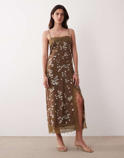 ASOS DESIGN – Maxi-Camisole-Kleid in Mokka mit Blümchenmuster und Spitzenbesatz - view 1