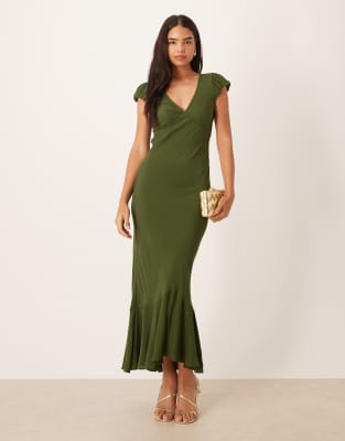 ASOS DESIGN - Maxi-Freizeitkleid in Grün mit Puffärmeln und V-Ausschnitt-Bunt