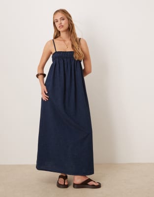 ASOS DESIGN - Maxi-Hängerkleid aus Denim in Rinse-Waschung mit gesmoktem Dekolleté-Blau