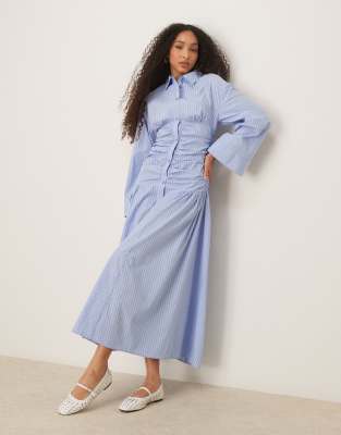 ASOS DESIGN - Maxi-Hemdblusenkleid in gestreiftem Blau mit gerafftem Oberteil und tiefer Taille-Bunt