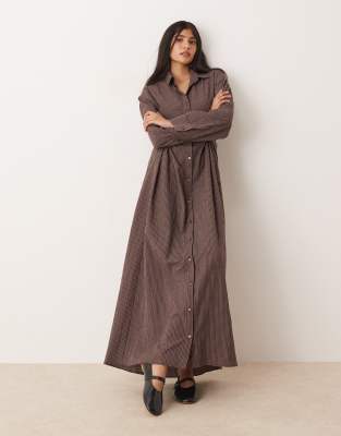 ASOS DESIGN - Maxi-Hemdkleid in Braun und Marineblau mit Vichy-Karomuster und tailliertem Detail-Bunt
