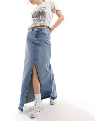 ASOS DESIGN - Maxi-Jeansrock in verwaschenem Mittelblau mit zwei Schlitzen