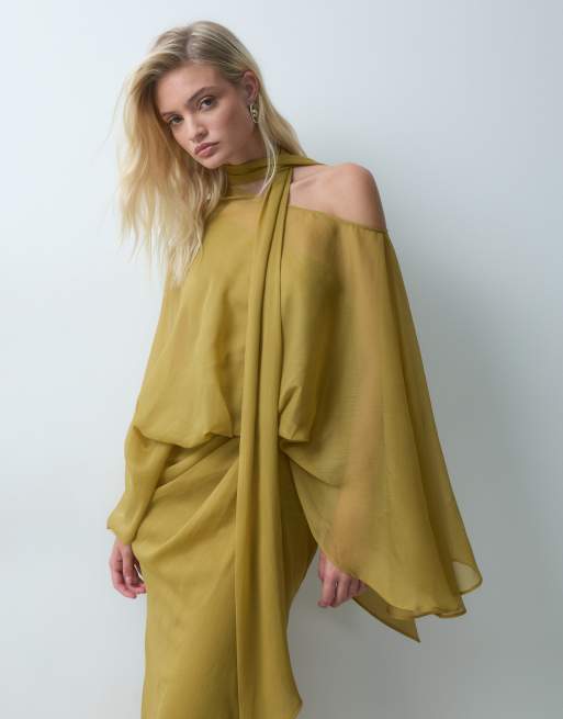 ASOS DESIGN maxi-jurk met blote schouders, chiffon cape en sjaal in oker, 2 van 5