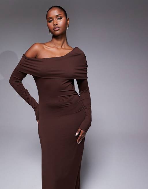 ASOS DESIGN - Maxi jurk met blote schouders en gedraaid effect in chocoladebruin, 2 van 4