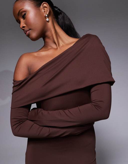 ASOS DESIGN - Maxi jurk met blote schouders en gedraaid effect in chocoladebruin, 3 van 4