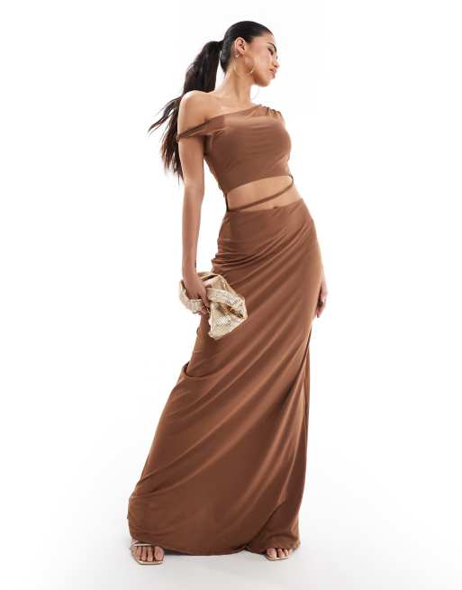 ASOS DESIGN - Maxi jurk met blote schouders en open taille in bruin