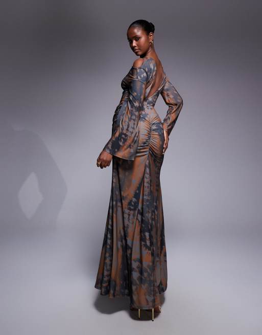 ASOS DESIGN - Maxi-jurk met blote schouders, gedrapeerde voorkant en afwerking in abstracte print, 2 van 4