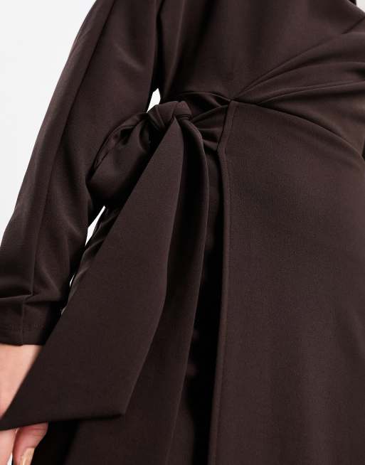 ASOS DESIGN - Maxi-jurk met gedrapeerde halslijn en rok met gestrikte overslag in bruin, 3 van 4