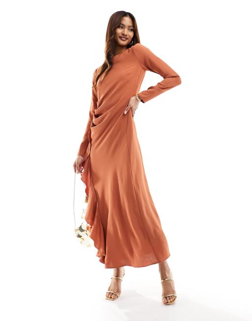 FhyzicsShops DESIGN - Maxi jurk met gerimpelde taille en asymmetrische zoom in roestbruin