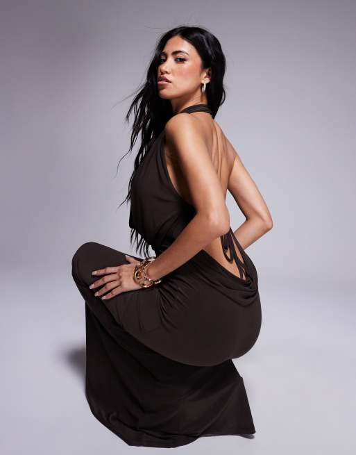 ASOS DESIGN - Maxi jurk met halternek, gedrapeerde halslijn en gedrapeerde achterkant in chocoladebruin, 2 van 4