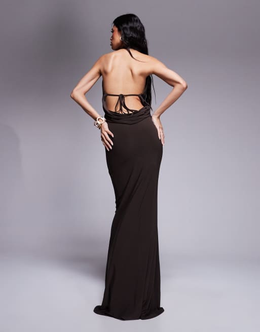 ASOS DESIGN - Maxi jurk met halternek, gedrapeerde halslijn en gedrapeerde achterkant in chocoladebruin, 3 van 4