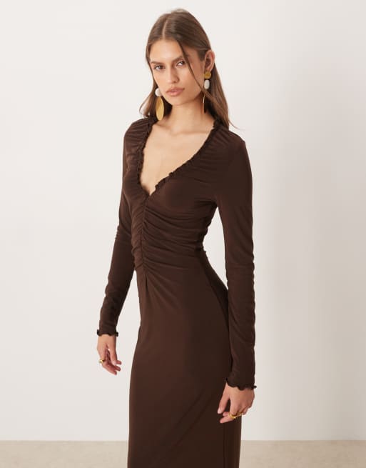 ASOS DESIGN - Maxi-jurk met lange mouwen en gerimpelde voorkant in chocoladebruin, 2 van 4