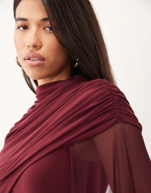 ASOS DESIGN maxi-jurk met mesh overlay, cape en godets in bordeauxrood, 3 van 4