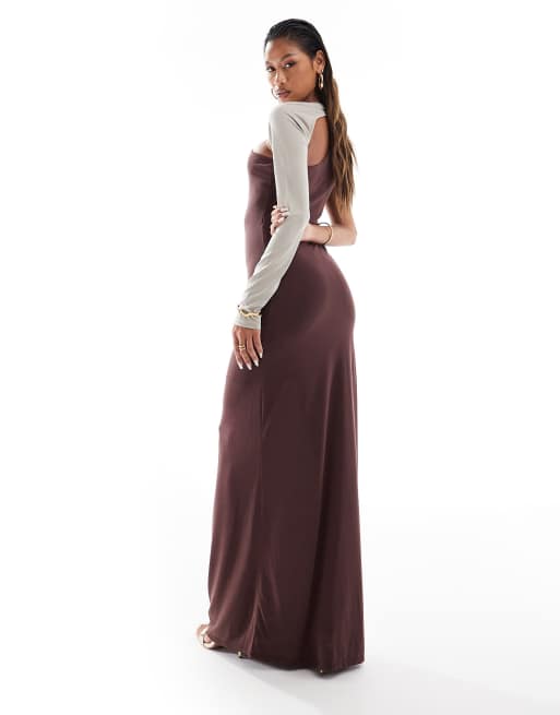 ASOS DESIGN - Maxi jurk met overslagmouw, kleurvlakken en hardware-afwerking in chocoladebruin