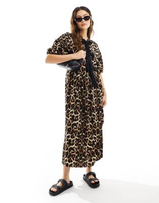 ASOS DESIGN Maxi jurk met pofmouwen en strik aan de voorkant in luipaardprint ASOS