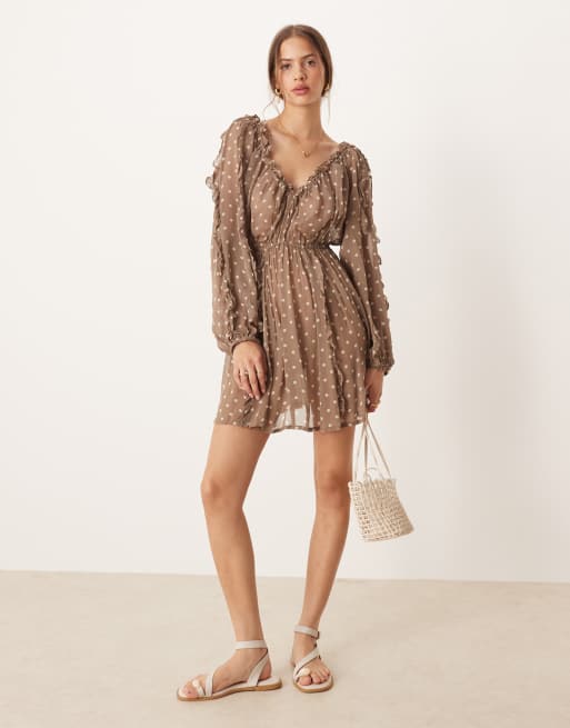 ASOS DESIGN - Maxi jurk met ruches, V-hals en gestrikte voorkant in bruin met stippen