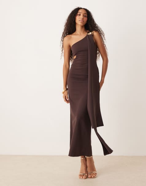 ASOS DESIGN - Maxi jurk met uitsnijding, blote schouder en gehamerde afwerking in chocoladebruin - view 1