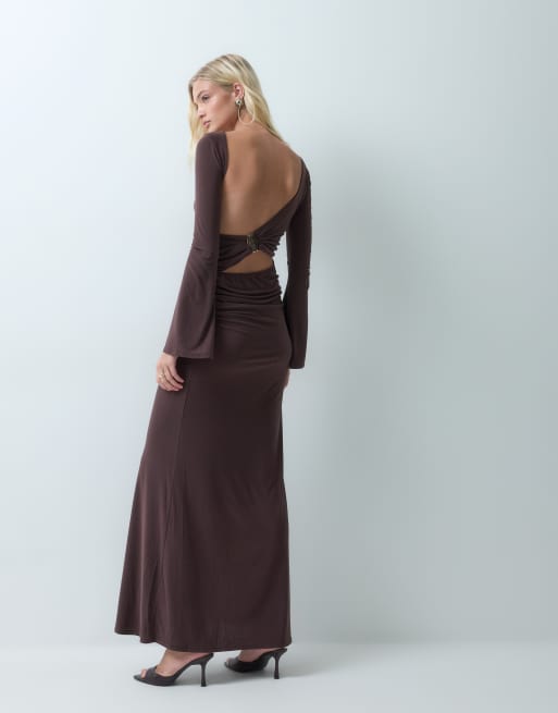 ASOS DESIGN maxi jurk met wijde hals, open rug en biesdetails in donkerbruin, 3 van 5