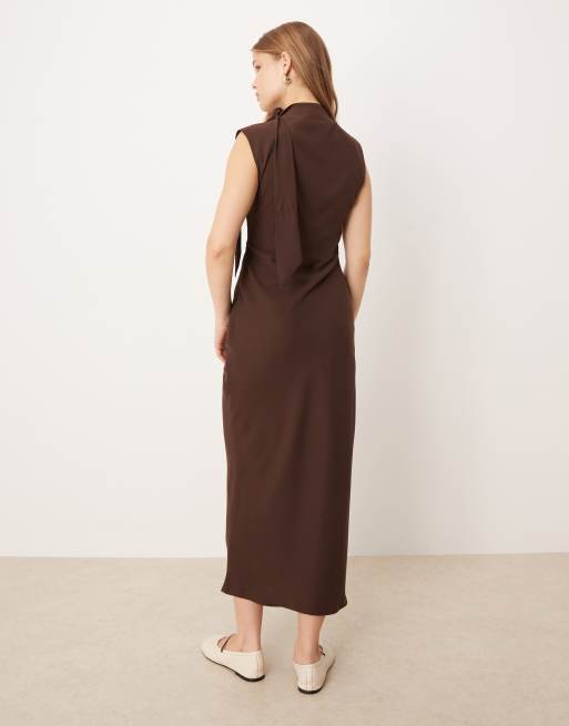 ASOS DESIGN - Maxi-jurk van chiffon met gestrikte hals in donkerbruin, 3 van 4