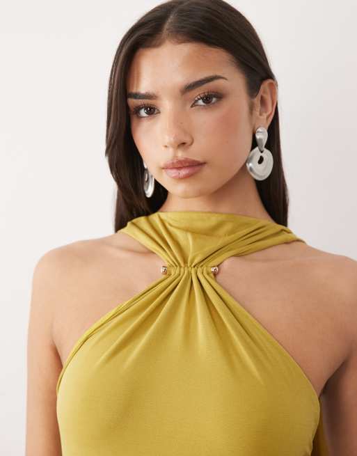 ASOS DESIGN - Maxi jurk van chiffon met stretch, halternek en randje van gouden hardware in chartreuse, 3 van 4