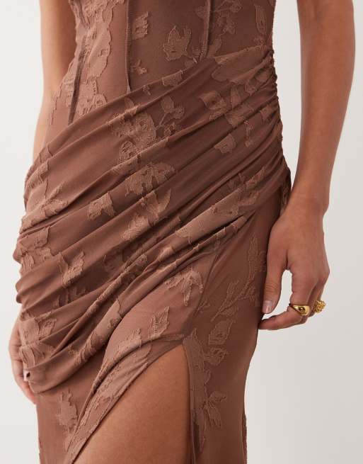 ASOS DESIGN - Maxi jurk van devoré met structuur, siernaden en drapering in chocoladebruin, 2 van 4