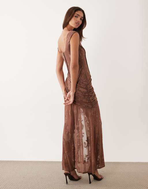 ASOS DESIGN - Maxi jurk van devoré met structuur, siernaden en drapering in chocoladebruin, 4 van 4