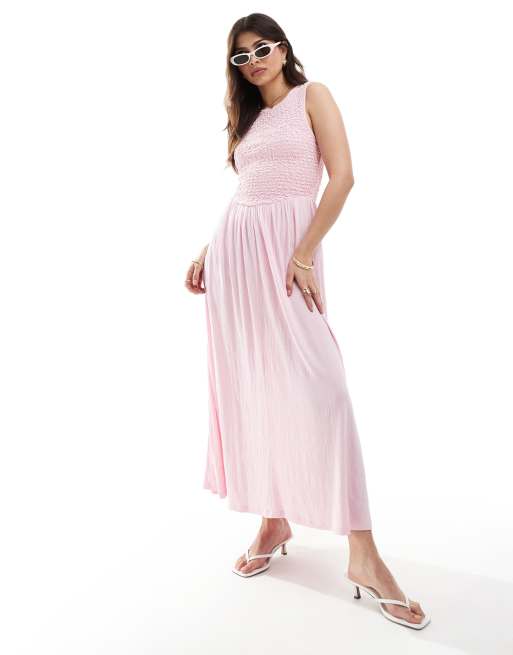 ASOS DESIGN - Maxi-jurk van kreukelstof met gesmokt lijfje en open achterkant in babyroze