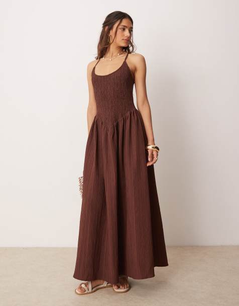 ASOS DESIGN - Maxi-jurk van kreukelstof met lage ronde hals en kruisbandjes op de rug in chocoladebruin - view 1