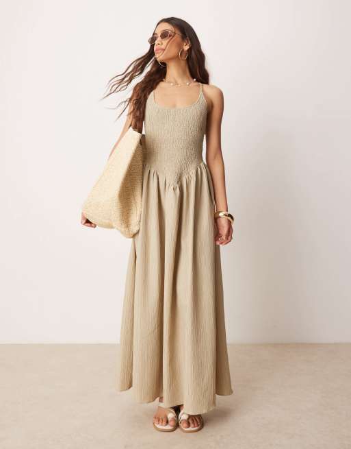 ASOS DESIGN - Maxi-jurk van kreukelstof met lage ronde hals en kruisbandjes op de rug in zandkleur