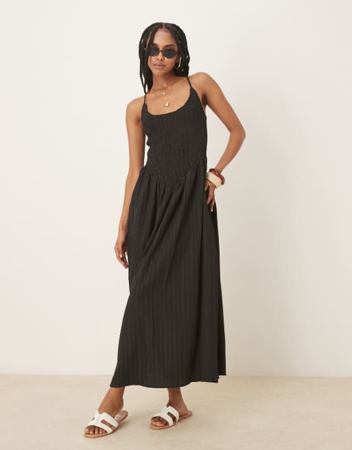 ASOS DESIGN - Maxi-jurk van kreukelstof met lage ronde hals en kruisbandjes op de rug in zwart