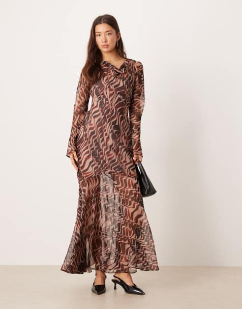 ASOS DESIGN - Maxi-jurk van mesh met gedrapeerde achterkant en abstracte print in bruin - view 1