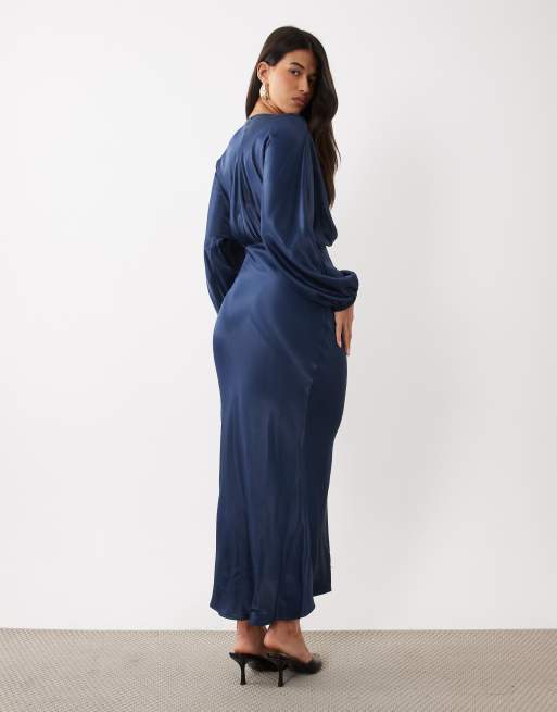 ASOS DESIGN maxi-jurk van satijn met diepe hals en vleermuismouwen in navy, 3 van 4