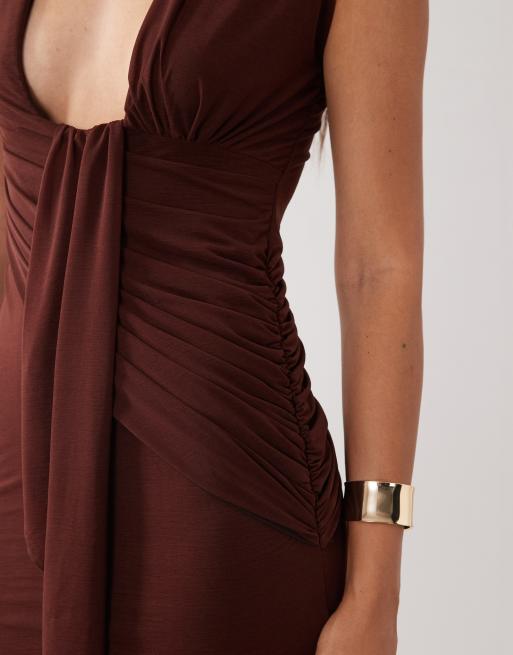 ASOS DESIGN maxi jurk van stretchchiffon met sjaaldetail, diepe hals en gedrapeerd in chocoladebruin, 3 van 4