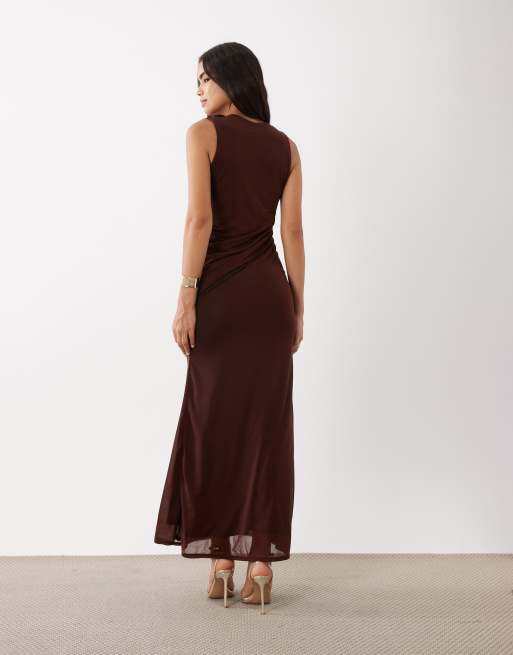ASOS DESIGN maxi jurk van stretchchiffon met sjaaldetail, diepe hals en gedrapeerd in chocoladebruin, 4 van 4