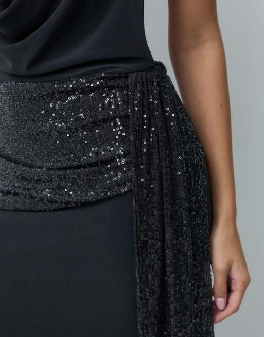 ASOS DESIGN Maxi-Kleid mit tiefem, asymmetrischem Wasserfallausschnitt und Paillettenschärpe in Schwarz, 3 von 5