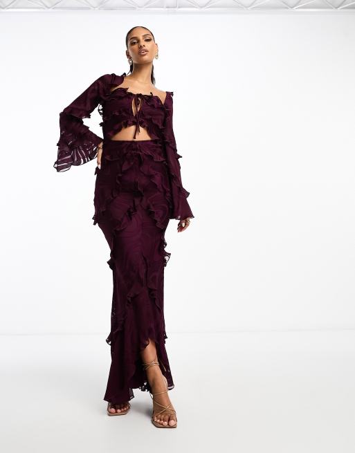 ASOS DESIGN – Maxi-Milchmädchenkleid aus Ausbrenner-Satin in Burgunderrot mit ausgestellten Ärmeln, Rüschen und Zierausschnitt