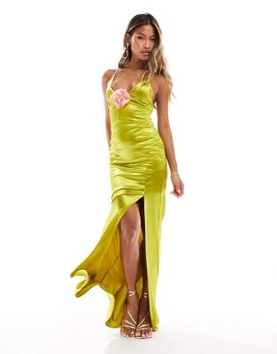 ASOS DESIGN - Maxi-Riemchenkleid in Chartreuse mit farblich abgesetzter Ansteckblume-Rosa