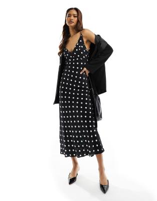 ASOS DESIGN - Maxi-Schlupfkleid aus gesponnenem Material mit hohem Trägeransatz in Schwarz mit weißen Punkten-Bunt