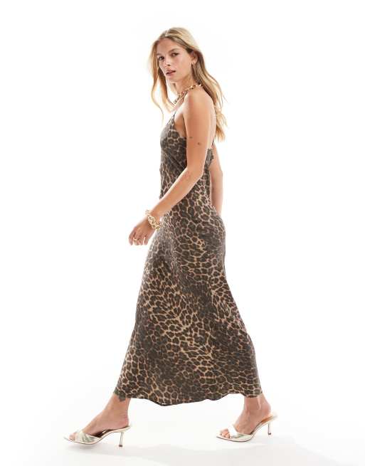 ASOS DESIGN – Maxi-Schlupfkleid aus Satin mit Neckholder-Träger und Leopardenmuster, 3 von 4