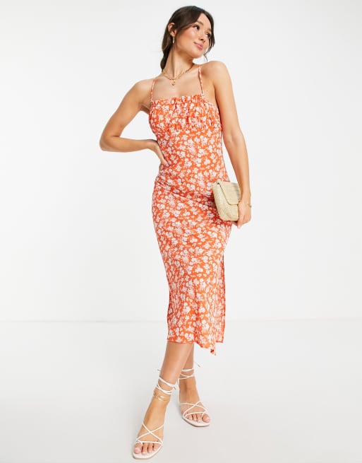 ASOS DESIGN - Maxi slipdress met rimpeleffect en open achterkant in rood met bloemenprint