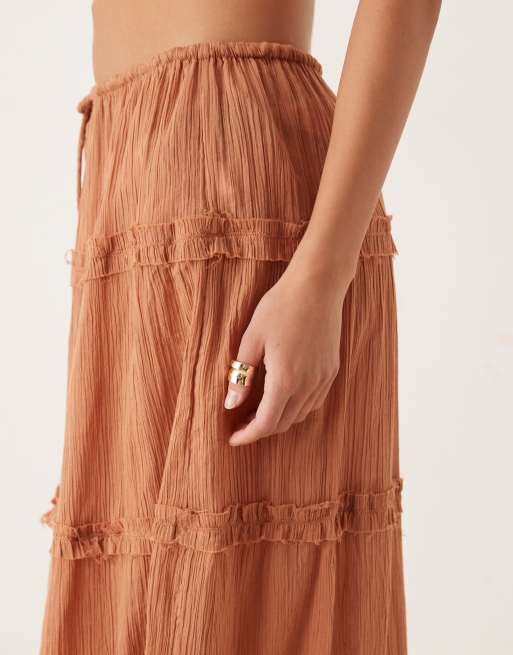 ASOS DESIGN – Maxi-Strandrock in Tabakbraun mit Knitterstruktur und Rüschen, 2 von 5
