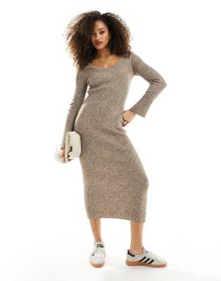 ASOS DESIGN - Maxi-Strickkleid in Braun mit U-Boot-Ausschnitt-Brown