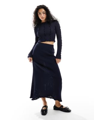 ASOS DESIGN - Maxi-Strickrock in Marineblau mit Rüschendetail und Ziernaht, Kombiteil