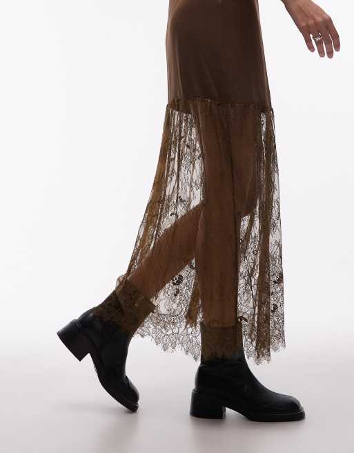 ASOS DESIGN – Maxi-Trägerkleid aus Satin in Olivgrün mit V-Ausschnitt und Spitzenrock, 3 von 4