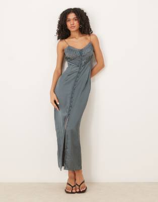 ASOS DESIGN - Maxi-Trägerkleid aus stahlgrauem Satin mit bestickter Brustpartie-Bunt