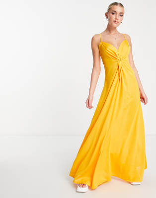 ASOS DESIGN - Maxi-Trägerkleid in Safrangelb mit verdrehter Vorderseite - YELLOW