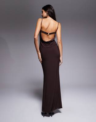 ASOS DESIGN - Maxi-Trägerkleid in Schokobraun mit drapiertem Wasserfallausschnitt und Fake-BH-Riemen-Brown