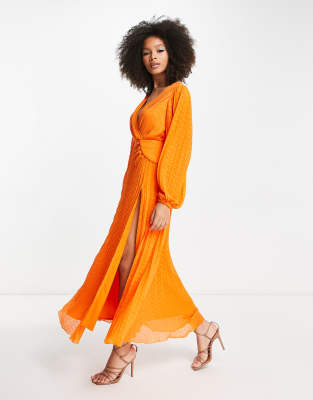 ASOS DESIGN - Maxi-Wickelkleid aus plissiertem Dobby-Chiffon in leuchtendem Orange mit Knopfdetail