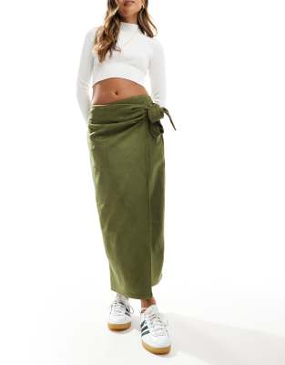 Thumbnail - ASOS DESIGN - Maxi-Wickelrock aus Wildlederimitat in Khaki mit Schnürdetail-Grün