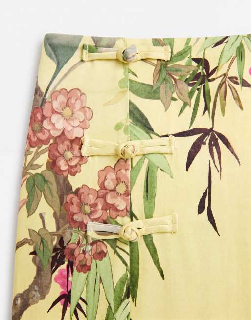 ASOS DESIGN maxikjol med mandarin-detalj, set med slits och gul blommig print, 8 av 9